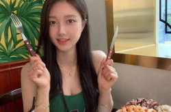 成都路人小姐姐吃饭,小姐姐的美食时光