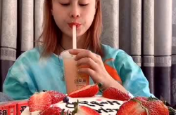 童年小姐姐吃大蛋糕,小姐姐与那块甜蜜大蛋糕的温馨邂逅