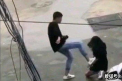 女孩跪地哭喊男朋友不在了,女孩跪地痛悼男友，生死离别引发社会深思”