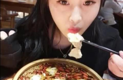 小姐姐吃新鲜鱼片吗,小姐姐的美食新宠