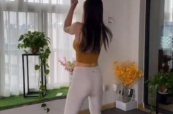 小姐姐锻炼很刻苦吗,小姐姐展现坚韧风采