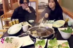 深夜韩国小姐姐吃火锅,温暖味蕾的深夜美食之旅