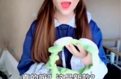2岁女孩模仿小姐姐走路,2岁小女孩模仿小姐姐优雅走姿萌态十足