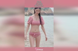 海边戏水小姐姐是谁,夏日海滩的清新风景线